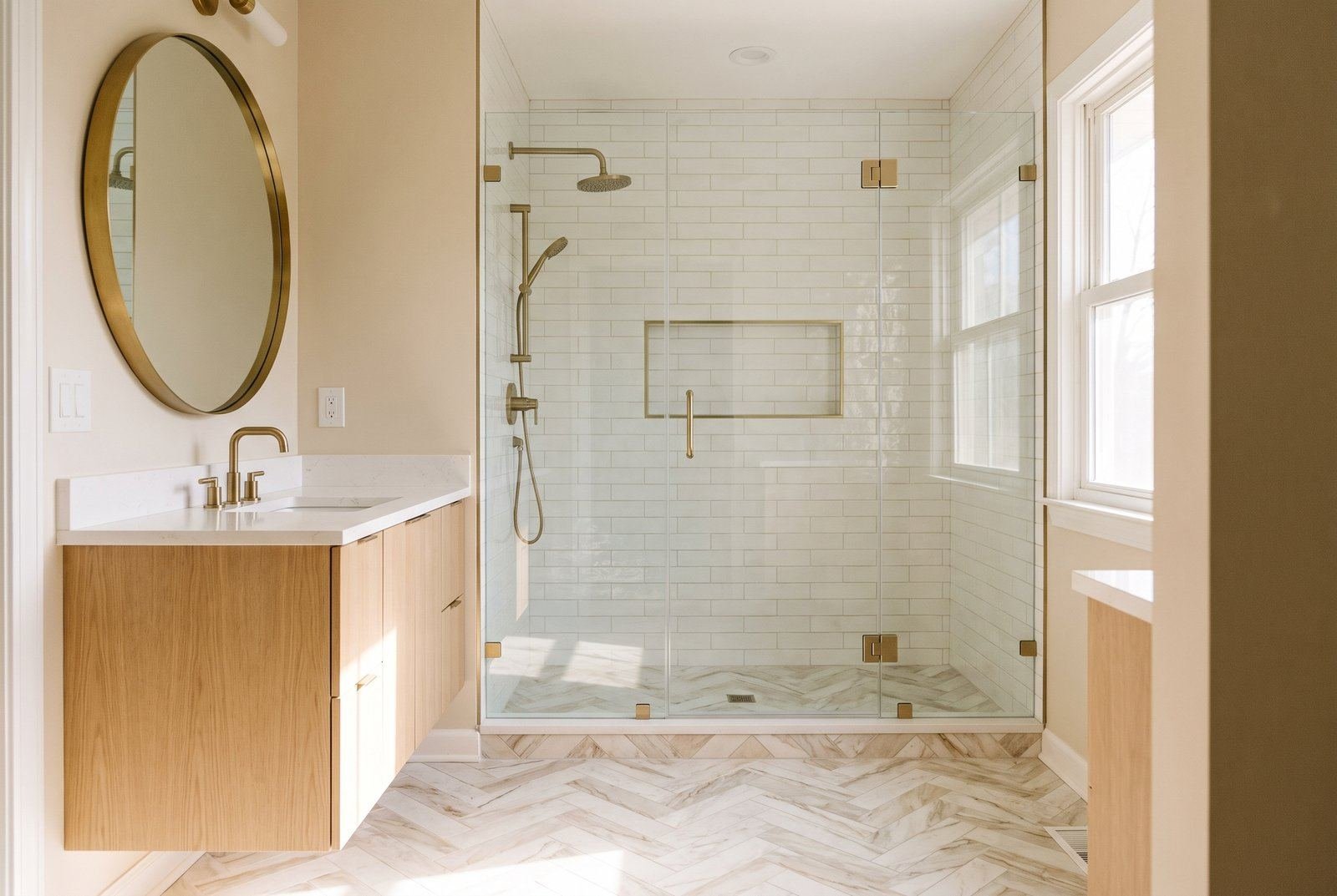 Helles kompaktes Badezimmer mit Dusche